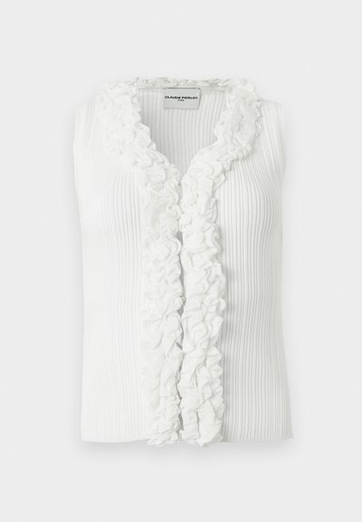 Λευκό ριμπ αμάνικο τοπ με βαθύ V-λαιμόκοψη και πιέτες που επεκτείνονται προς τα κάτω στο μπροστινό μέρος, με ετικέτα "Claudie Pierlot Paris" στο εσωτερικό του γιακά.