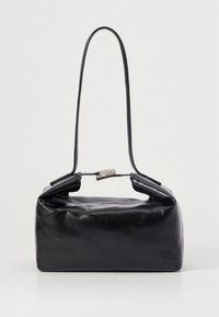 Svart skinnhandväska med en strukturerad, rektangulär form. Har ett långt, smalt handtag och ett lås med clips. Slät textur.