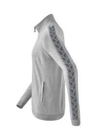 Hellgrauer Reißverschluss-Pullover aus weichem Stoff, mit hohem Kragen, seitlichen Taschen und einem gemusterten Design entlang des linken Ärmels.