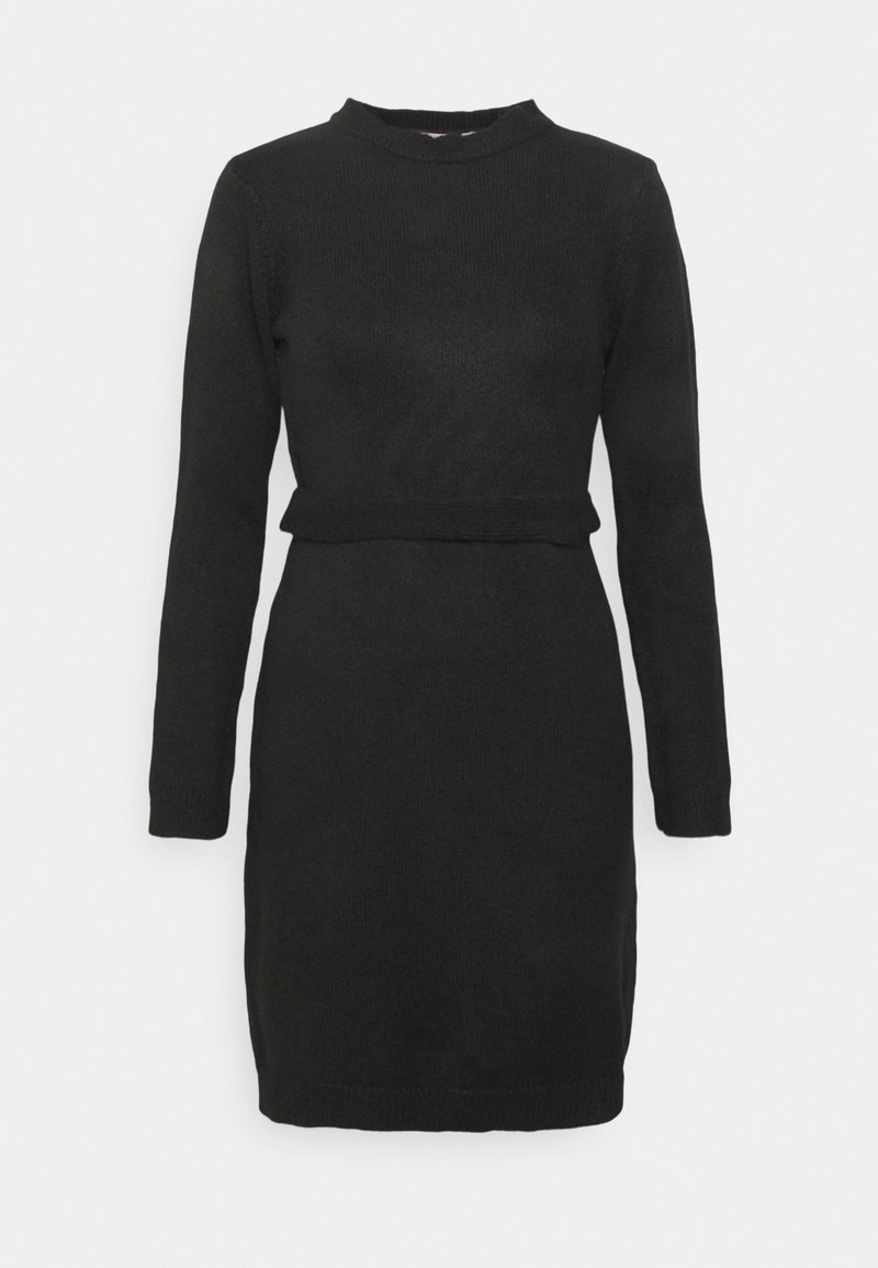 Robe noire en maille à manches longues, taille cintrée, encolure ronde et ourlet au niveau du genou, présentée sur un fond blanc uni.