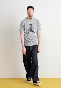Jordan CREW - Apdrukāts T-krekls - carbon heather/black