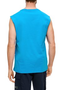 Mouwloze, felblauwe katoenen t-shirt met een ronde halslijn en een gladde textuur, gezien vanaf de achterkant. Geen zichtbare logo's of patronen.