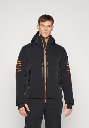 Veste isolante noire avec zip orange, accents orange et un design rayé unique sur les manches. Plusieurs poches zippées et capuche ajustable.