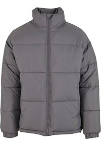 Graue Pufferjacke mit hohem Kragen, Reißverschluss, gestepptem Material und elastischen Bündchen. Die Vorderseite hat horizontale Nähte zur Isolierung.