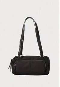 Črna najlonska torbica za ramo s gladko teksturo, nastavljivim trakom, sprednjim žepom z zadrgo in srebrnimi kovinskimi dodatki. Kompaktne, pravokotne oblike.