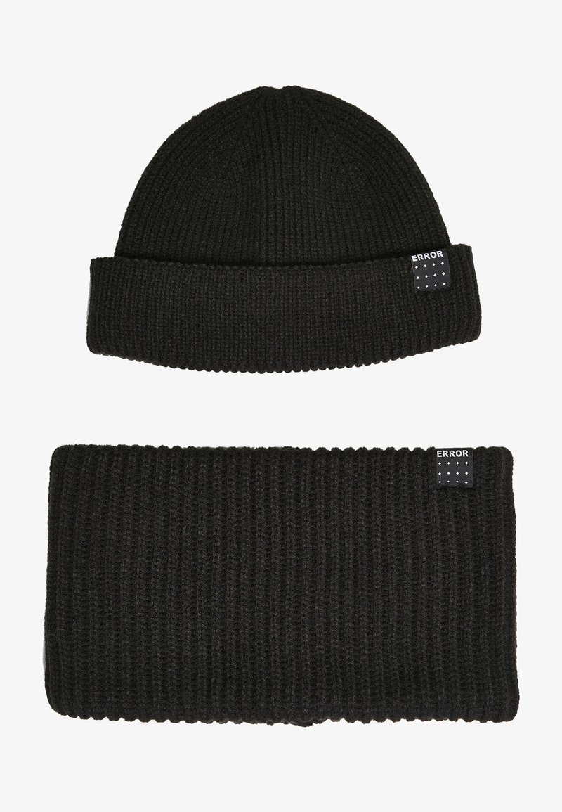 Set di berretto in maglia nera e scaldacollo con texture a coste. Entrambi gli articoli presentano un piccolo etichetta "ERROR" con punti bianchi.