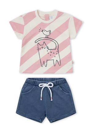 Conjunto para niño pequeño con camiseta de rayas rosas y blancas de manga corta con ilustración de gato y pájaro, combinado con pantalones cortos azul marino con cintura elástica.