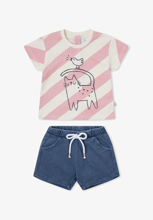 Conjunto para niño pequeño con camiseta de rayas rosas y blancas de manga corta con ilustración de gato y pájaro, combinado con pantalones cortos azul marino con cintura elástica.