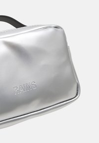 Rains BOX BAG MICRO UNISEX - Torba preko tijela - mirror