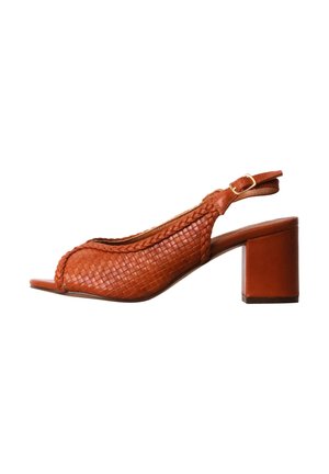 Sandale slingback en cuir marron tressé avec bout ouvert et talon bloc, équipée d'une bride latérale à boucle.