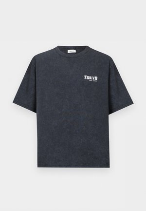 Sötétszürke rövid ujjú póló apró fehér "TOKYO JAPAN SUPERIOR" felirattal a bal mellrészen és kerek nyakkivágással.