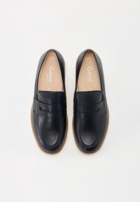 Tumed sinine nahast loafers sileda viimistlusega, kaunistatud dekoratiivse rihmaga ja heledast pruunist kummist tallaga, sees on silt "Gabor comfort".
