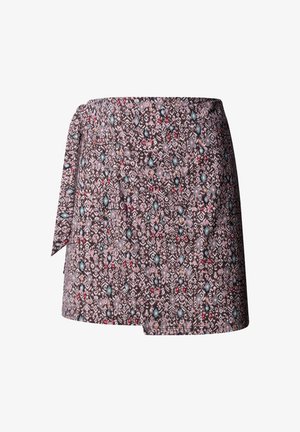 Korte wikkelrok met patroon, bestaande uit roze, blauwgroene, rode en witte geometrische ontwerpen op een donkere achtergrond en een zijstrikdetail.