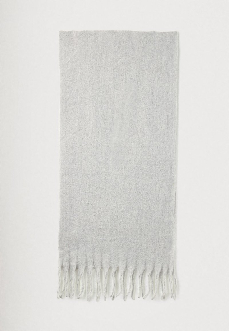 Svetlosivý šál z jemného materiálu s ozdobnými strapcami na okrajoch. Obdĺžnikový tvar s hladkou textúrou a jemným vzorom.