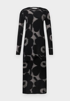 Robe noire en maille à manches longues, ornée d'un grand motif floral gris. Silhouette droite, texture côtelée et encolure ronde.