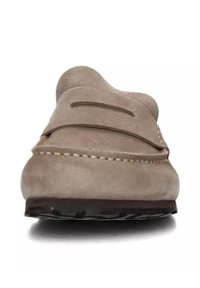 Mocassini in suede beige chiaro con una texture liscia, caratterizzati da un accento cucito e una suola nera piatta. Punta arrotondata con linee decorative laterali.