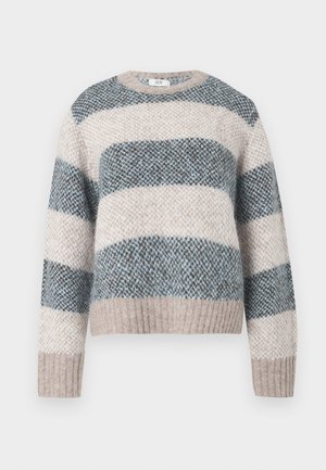 Przytulny sweter o oversize'owym kroju w paski w kolorze beżowym, niebieskim i szarym. Dziany teksturą z prążkowanym wykończeniem u dołu i na mankietach. Okrągły dekolt. Ciepły i komfortowy fason.