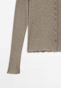 Cardigan taupe côtelé à manches longues avec petits boutons sur le devant et bords festonnés aux poignets et à l'ourlet.