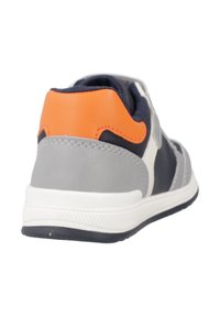 Sneaker grigio e navy con un accento arancione; presenta un design testurizzato, colletto imbottito e una suola in gomma bianca.