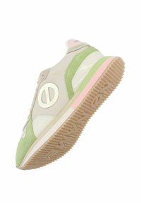 Texturierter Sneaker mit einem beigen Mesh-Obermaterial, grünen und pinken Wildlederakzenten, einem kreisförmigen Logo und einer gemusterten Gummisohle.