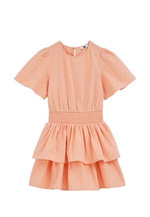 Vestido corto de manga corta en color durazno con cintura fruncida, escote redondo, cierre con botones en la parte posterior y falda de volantes con doble capa.