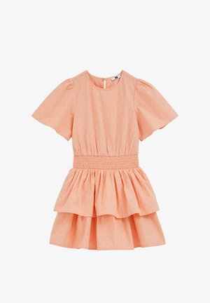 Robe courte à manches courtes couleur pêche avec taille smockée, encolure ronde, fermeture à boutons au dos et jupe à volants à double étage.