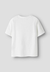 Camiseta blanca de manga corta con cuello redondo y corte relajado. Fabricada en algodón suave, presenta una textura lisa y uniforme.