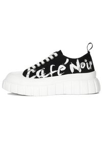 Sneakers neri in tela con suola bianca chunky, caratterizzati da lacci e il testo "Café Noir" in grassetto bianco scritto di lato.