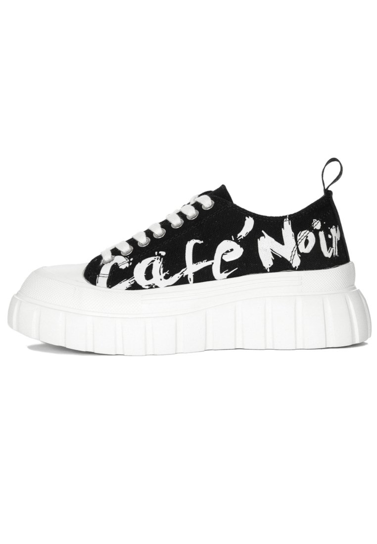 Sneakers neri in tela con suola bianca chunky, caratterizzati da lacci e il testo "Café Noir" in grassetto bianco scritto di lato.