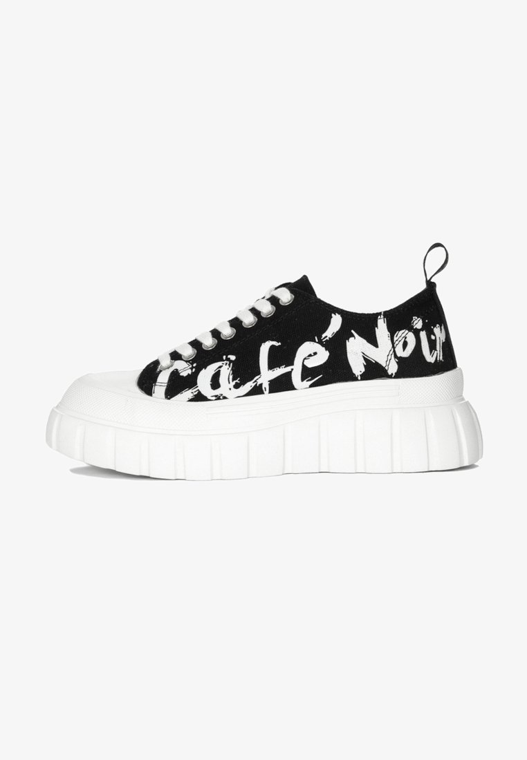 Černé plátěné tenisky s masivní bílou podrážkou, vybavené tkaničkami a textem "Café Noir" tučným bílým písmem na boku.