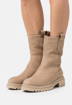 Classic ankle boots - camel