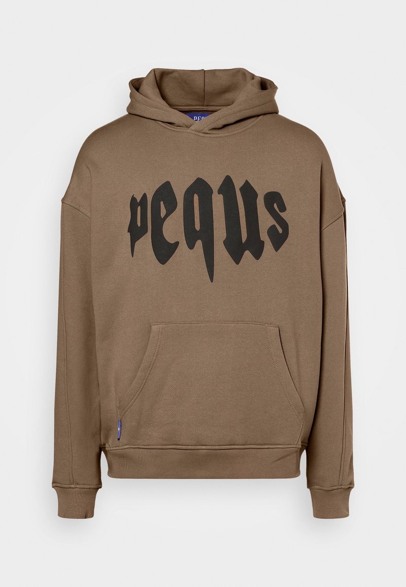 Sudadera marrón con bolsillo canguro, puños elásticos y texto gráfico negro en la parte frontal. Fabricada con un tejido suave y un corte relajado.