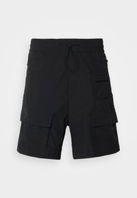 Shorts cargo noirs en tissu léger avec une taille élastique et un cordon de serrage. Comprend plusieurs poches latérales pour le rangement.