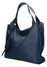 Navyblauwe leren schoudertas met een gestructureerd oppervlak, grote open bovenkant, twee lange hengsels en een klein bijgevoegd label.