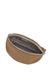 Borsa in nylon marrone dalla forma arrotondata, chiusura con zip argentata e interno a motivo con il nome del marchio. Texture liscia.