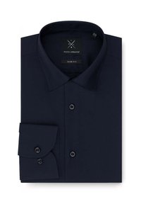 Granatowa koszula slim fit z kołnierzykiem typu spread, pojedynczymi mankietami na guzik i czarnymi guzikami. Gładka tkanina, starannie złożona. Widoczna metka marki.