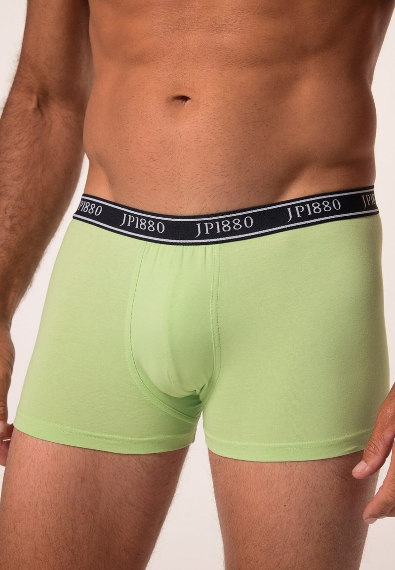 Boxer da uomo verde chiaro con elastico nero su cui è stampato "JP1880" in lettere bianche. Tessuto liscio, design aderente e taglio a vita media.