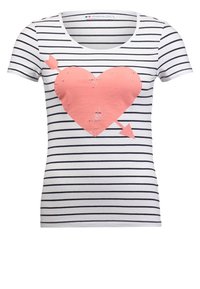 Camiseta de rayas blanca y navy con un gran diseño de un corazón rosa desgastado y flechas. Mangas cortas y escote redondo.