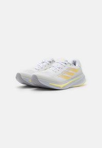 adidas Performance SUPERNOVA RISE - Chaussures de running sur route - footwear white/zero metallic/almost yellow