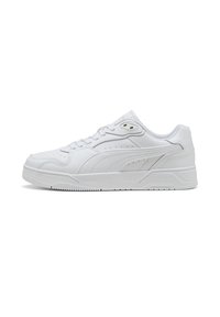 Sneaker atletica bianca con tomaia in pelle liscia, dettagli perforati, lacci piatti e suola in gomma con modelli di trazione testurizzati.