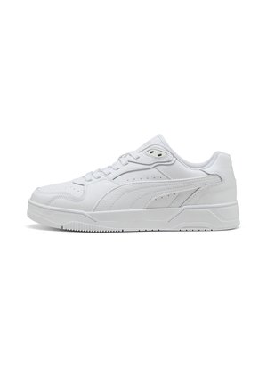 Baskets de sport blanches avec une tige en cuir lisse, des accents perforés, des lacets plats et une semelle en caoutchouc dotée de motifs de traction texturés.