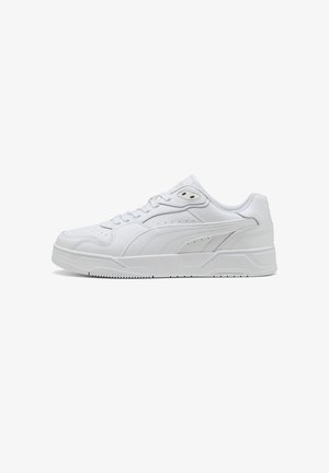 Baskets de sport blanches avec une tige en cuir lisse, des accents perforés, des lacets plats et une semelle en caoutchouc dotée de motifs de traction texturés.