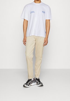 PEQUS, T-shirt imprimé - white