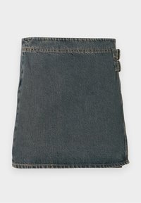Denim omotana suknja u tamnoplavoj boji s teksturiranom površinom, sadrži dva bočna kopčanja i ravni rub. Vidljive šavove uz ivice.