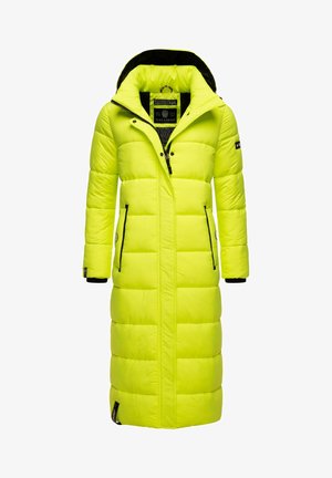 Cappotto lungo imbottito in giallo neon, con chiusura lampo frontale, cappuccio, tasche laterali e dettagli neri su polsini e cerniere. Texture liscia.