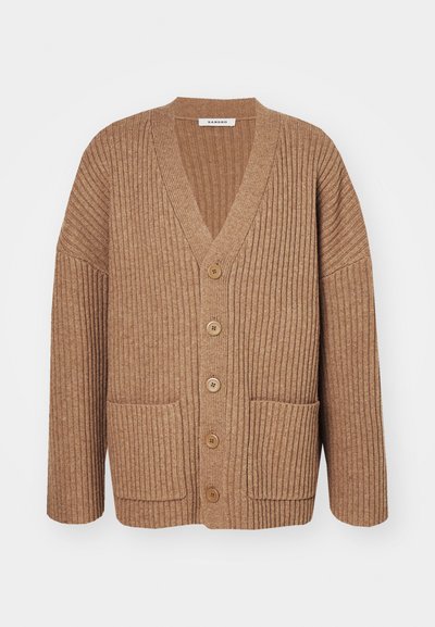 Brun, rillet cardigan med V-hals, fem knappes frontlukking og to frontlommer. Myk tekstur og avslappet passform.