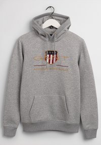 Grauer Kapuzenpullover mit einer Fronttasche, ausgestattet mit einem mehrfarbigen Logo mit Streifen und gesticktem Text. Weiches, strukturiertes Material.