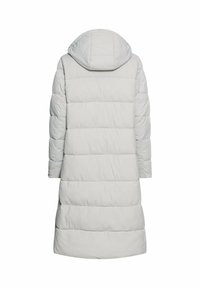 Lysegrå lang pufferjakke med hætte, der har et quiltet design og brede ærmer, som når til midten af læggen. Glat tekstur.