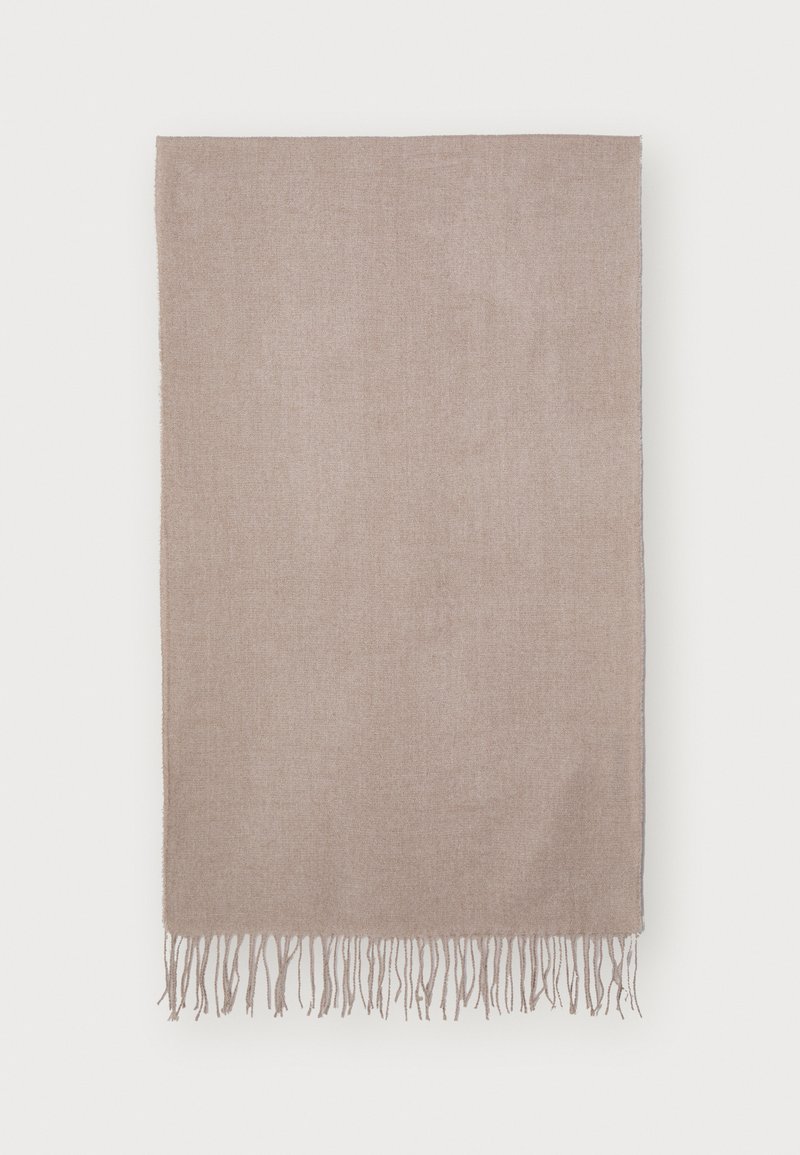 Coperta marrone chiaro con una texture morbida e bordi frangiati, forma rettangolare, tessuto intrecciato uniformemente, design minimalista.