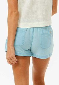 Hellblaue Baumwollshorts mit strukturiertem Stoff, elastischem Bund und zwei Gesäßtaschen. Das Design ist schlicht und lässig.